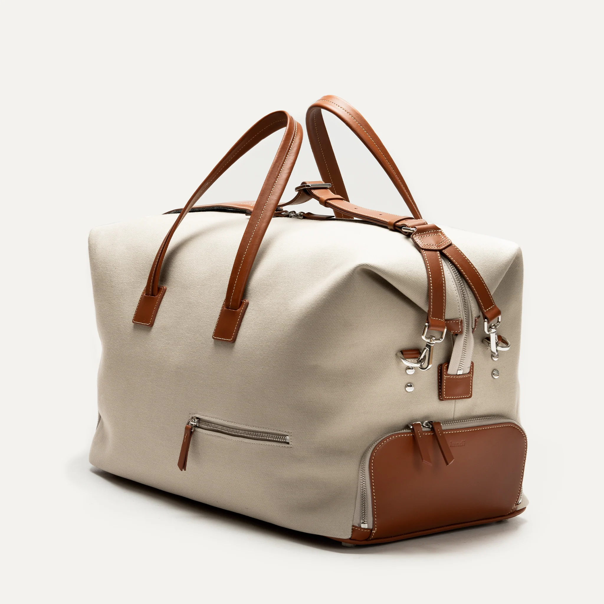 Sac de voyage en toile de coton et cuir lisse.